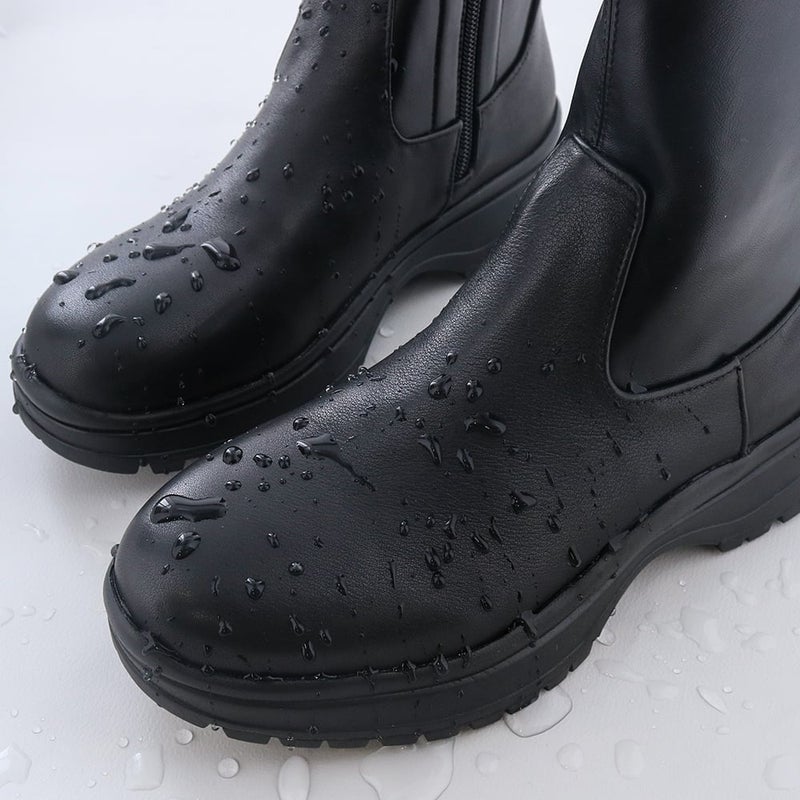 足回りには防水レザーを使用。天候を気にせず履けるのも嬉しい