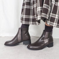 ダークブラウン