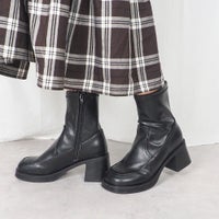 ブラック