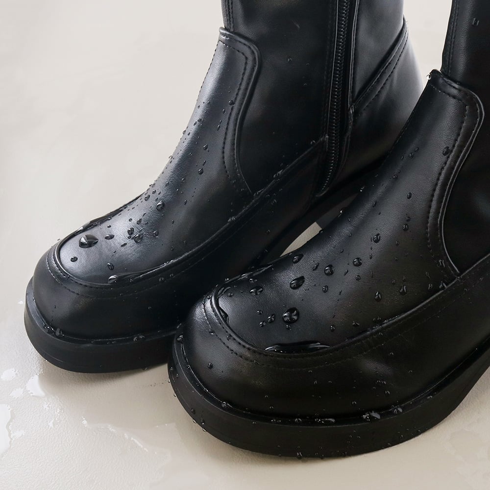 アッパーに撥水加工しているので急な雨も安心です