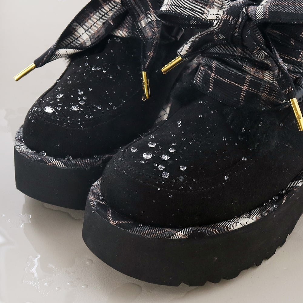 アッパーは撥水仕様。天候を気にせず履けるのが嬉しい