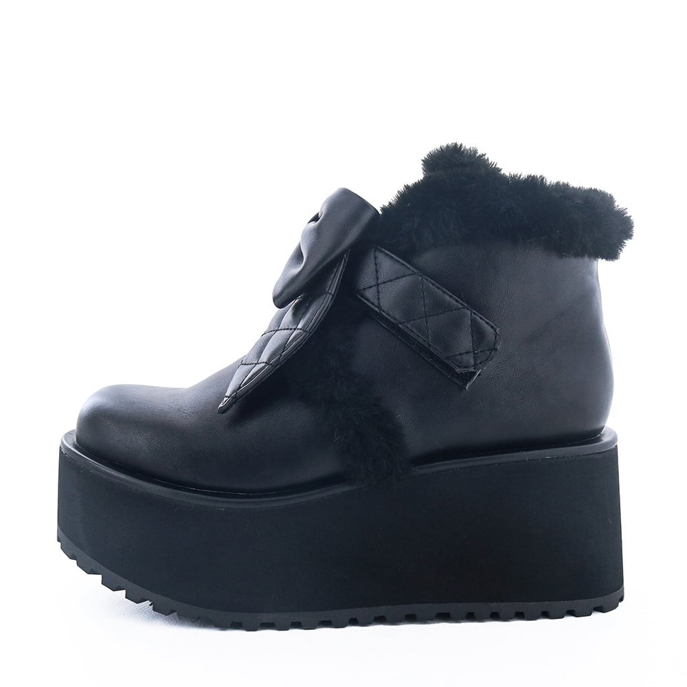 大きなリボンが目を引くキュートな防寒ブーツ