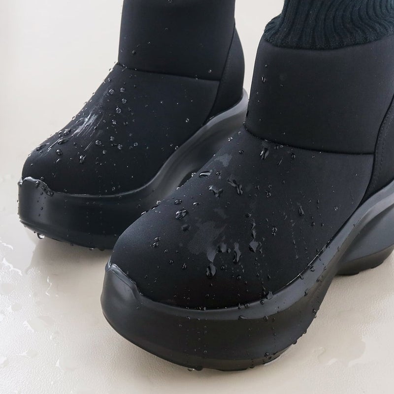 雨もOKな晴雨兼用仕様　※表面は濡れますが内部には浸水しない仕様です