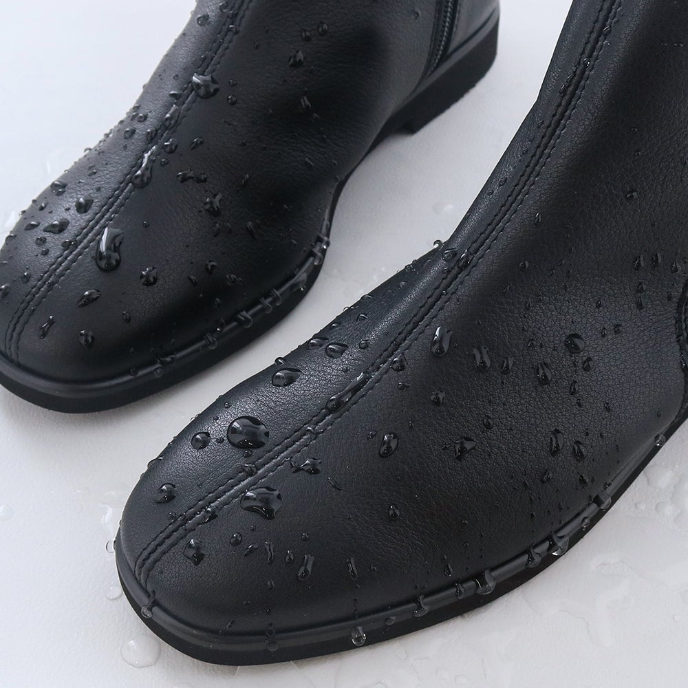 アッパーは防水レザー。急な雨も安心です